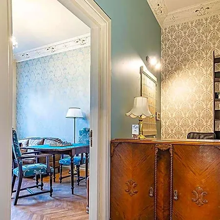 Blue Bird Boutique - Old Town Hostel
