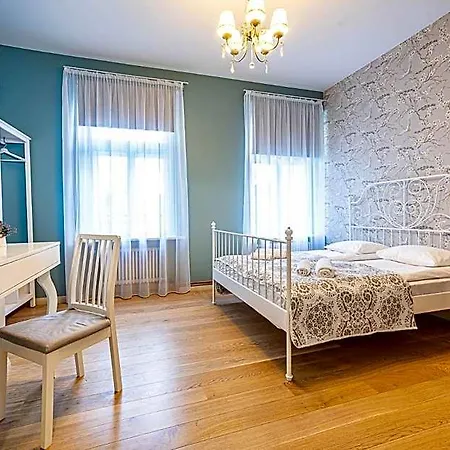 Blue Bird Boutique - Old Town Hostel