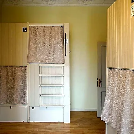 Blue Bird Boutique - Old Town Hostel *